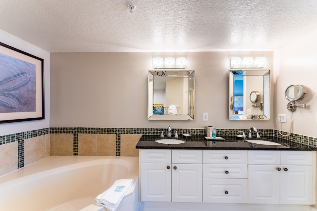 8ClubWyndhamPanamaCityBeach_masterbathroom-003