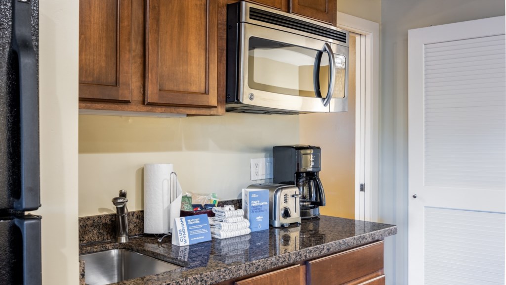 12_10601 N 56th St_kitchenette_032.jpg