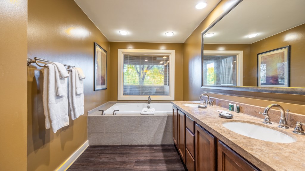 18_10601 N 56th St_Bathroom_019.jpg