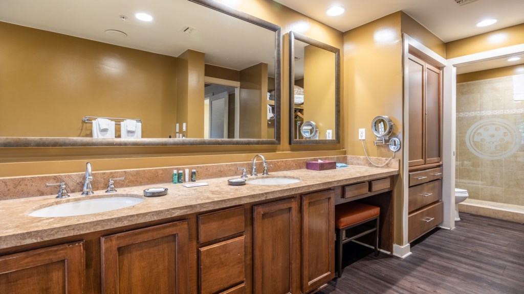 20_10601 N 56th St_Bathroom_021.jpg