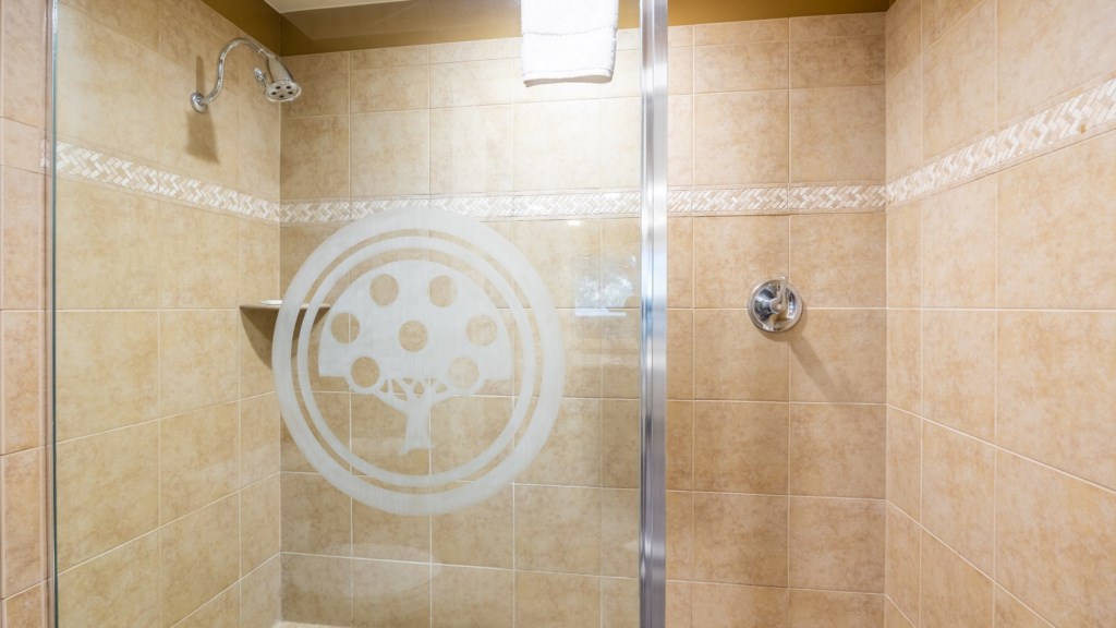 23_10601 N 56th St_Bathroom_024.jpg