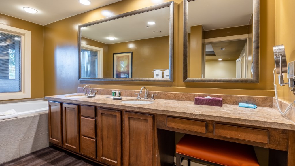 21_10601 N 56th St_Bathroom_022.jpg