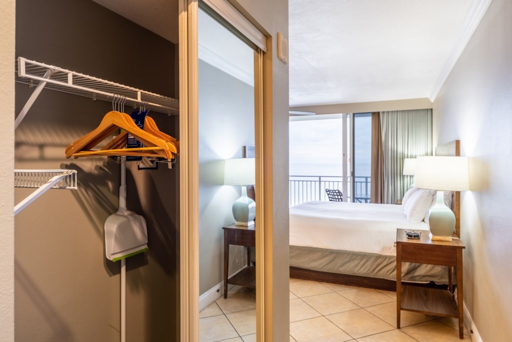6ClubWyndhamPanamaCityBeach_suiteonecloset-001