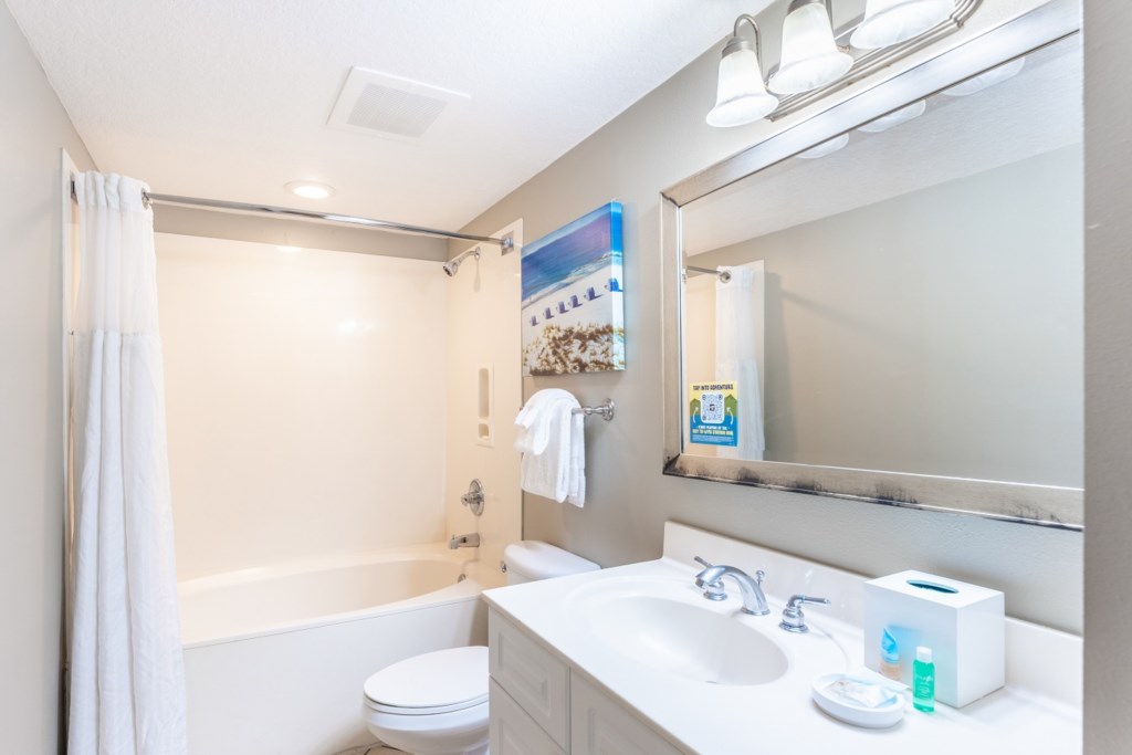 7ClubWyndhamPanamaCityBeach_suiteonebathroom-001