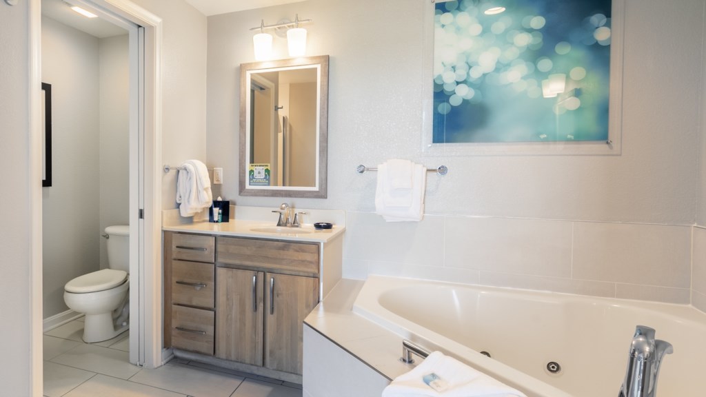 ClubWyndhamOceanBoulevard_2Bathroom-001