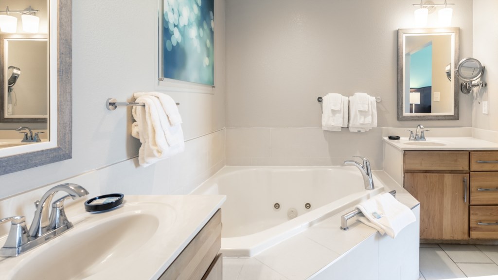ClubWyndhamOceanBoulevard_2Bathroom-002