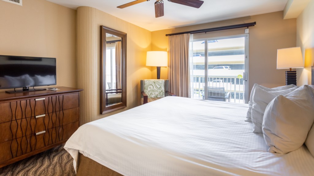 12 Club Wyndham Waikiki Beach Walk 1 bedroom - bedroom (8).jpg