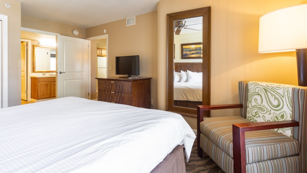 13 Club Wyndham Waikiki Beach Walk 1 bedroom - bedroom (4).jpg