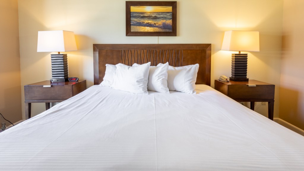 14 Club Wyndham Waikiki Beach Walk 1 bedroom - bedroom (5).jpg