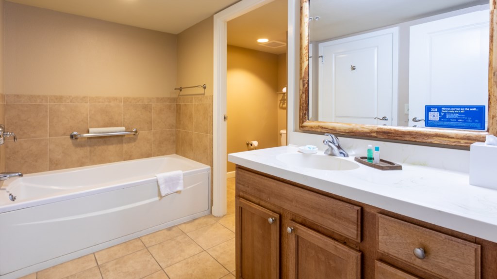 16 Club Wyndham Waikiki Beach Walk 1 bedroom - bathroom (3).jpg