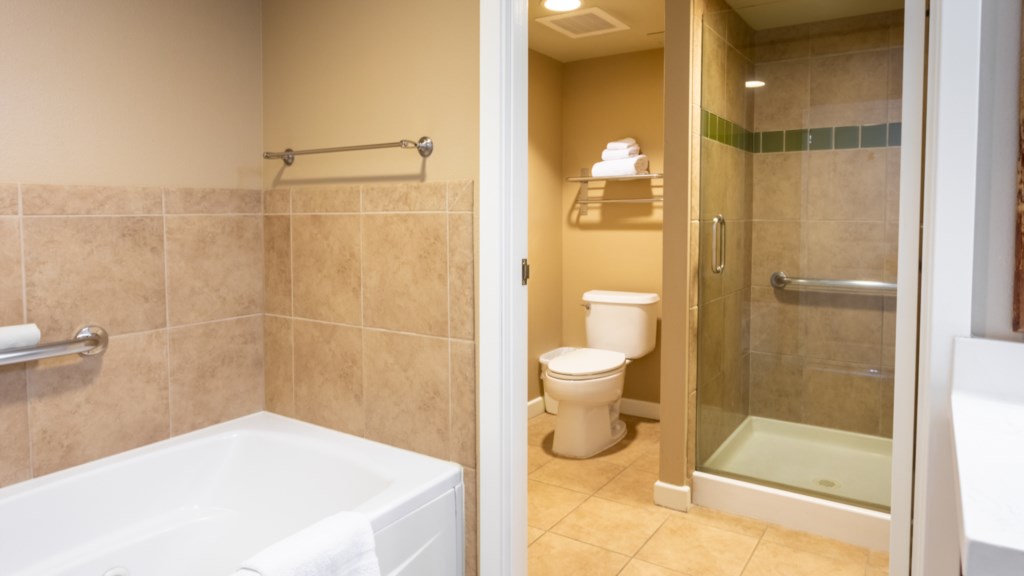 17 Club Wyndham Waikiki Beach Walk 1 bedroom - bathroom (4).jpg