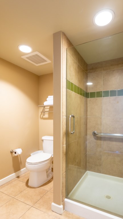 18 Club Wyndham Waikiki Beach Walk 1 bedroom - bathroom.jpg