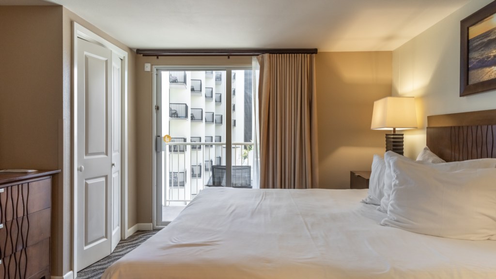 10ClubWyndhamWaikikiBeachWalk2BedroomDeluxe-masterbedroom(2)