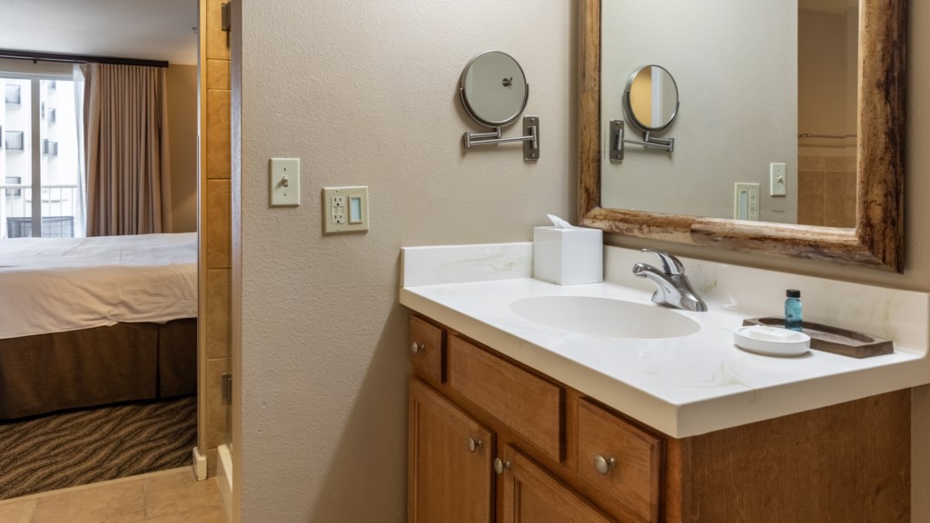 11ClubWyndhamWaikikiBeachWalk2BedroomDeluxe-masterbath(2)