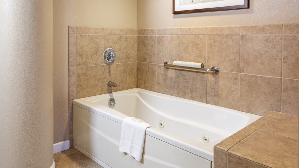 12ClubWyndhamWaikikiBeachWalk2BedroomDeluxe-masterbath(3)