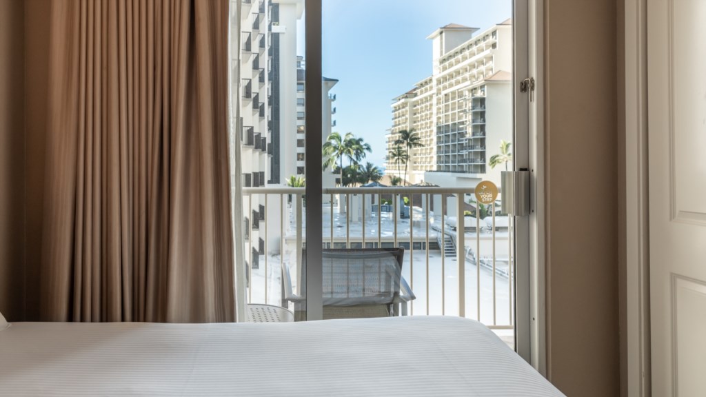 14ClubWyndhamWaikikiBeachWalk2BedroomDeluxe-bedroom(2)