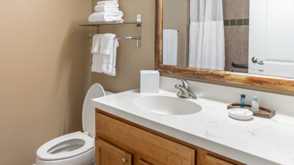 15ClubWyndhamWaikikiBeachWalk2BedroomDeluxe-bathroom