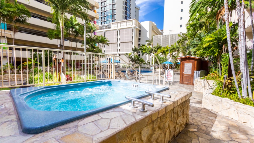 19ClubWyndhamWaikikiBeachWalk-pool(9)