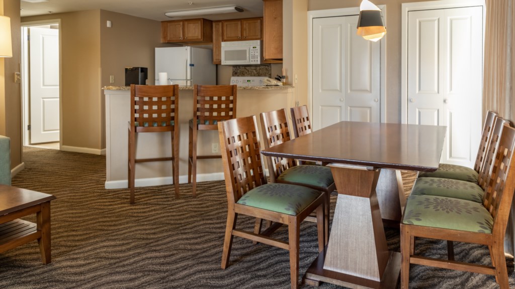 7ClubWyndhamWaikikiBeachWalk2BedroomDeluxe-diningarea(2)