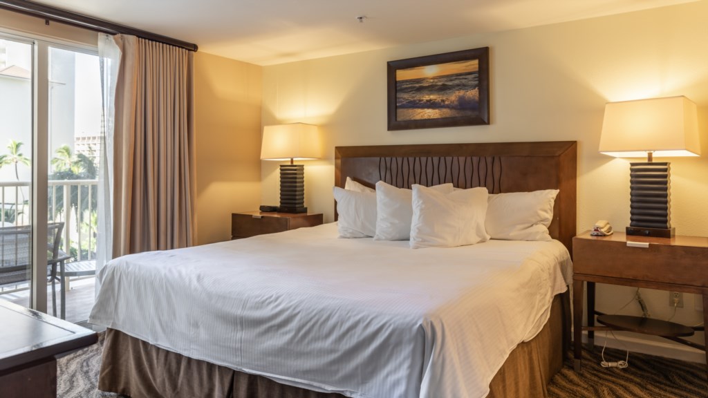 9ClubWyndhamWaikikiBeachWalk2BedroomDeluxe-masterbedroom