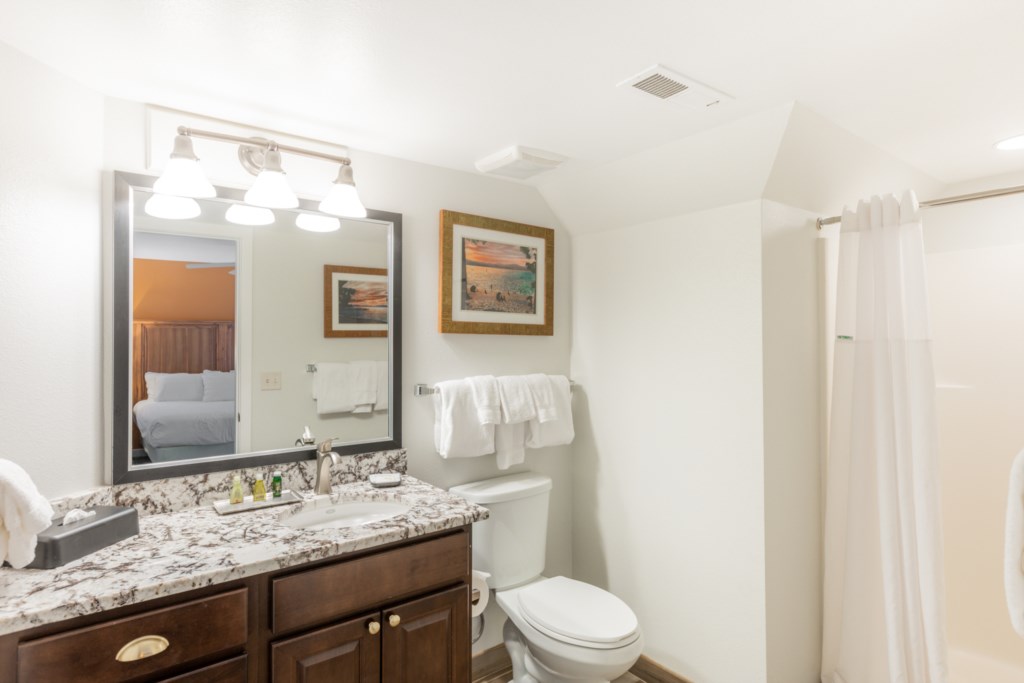 32_ClubWyndhanSouthShore_MasterBathroom_026