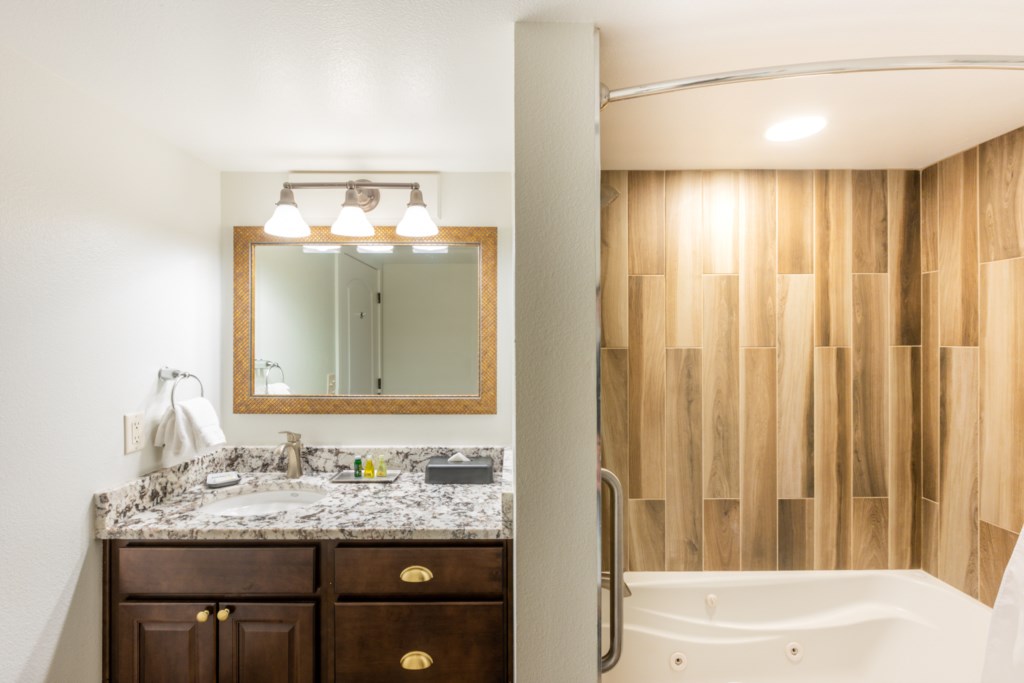 34_ClubWyndhanSouthShore_Bathroom_019