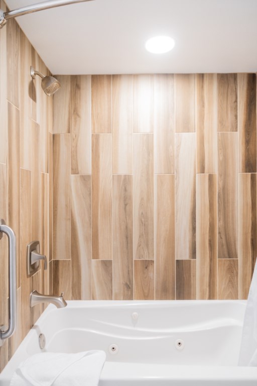 35_ClubWyndhanSouthShore_Bathroom_036