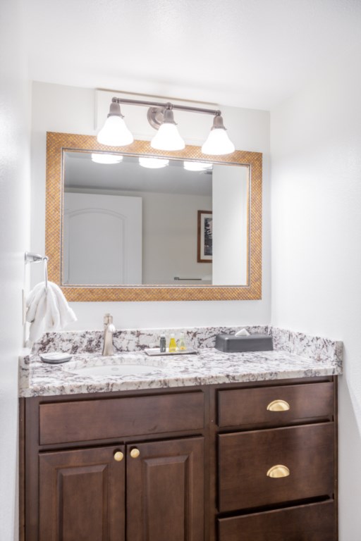 37_ClubWyndhanSouthShore_Bathroom_038