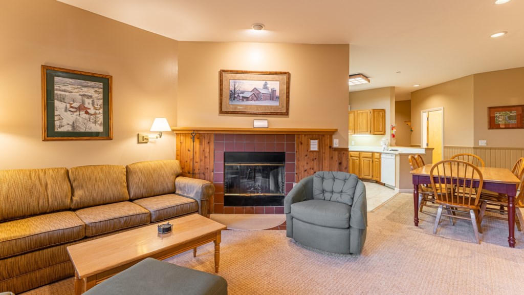 05_ClubWyndhamSmugglersNotchVermont_livingroom_7