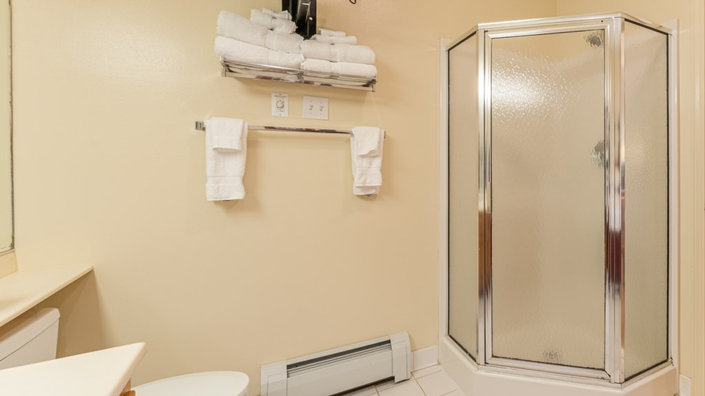 14_ClubWyndhamSmugglersNotchVermont_primarybath_10