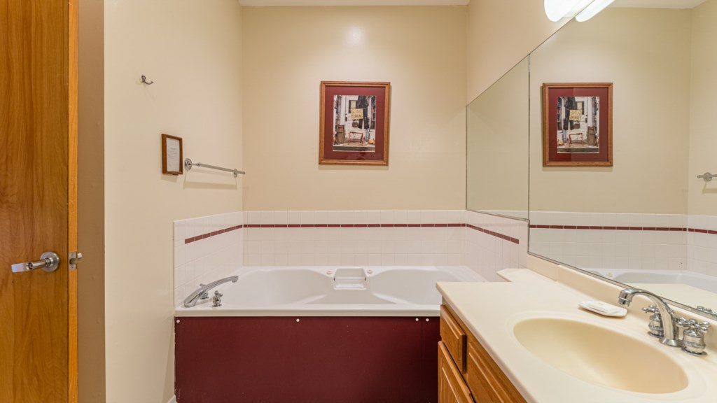 14_ClubWyndhamSmugglersNotchVermont_primarybath_4