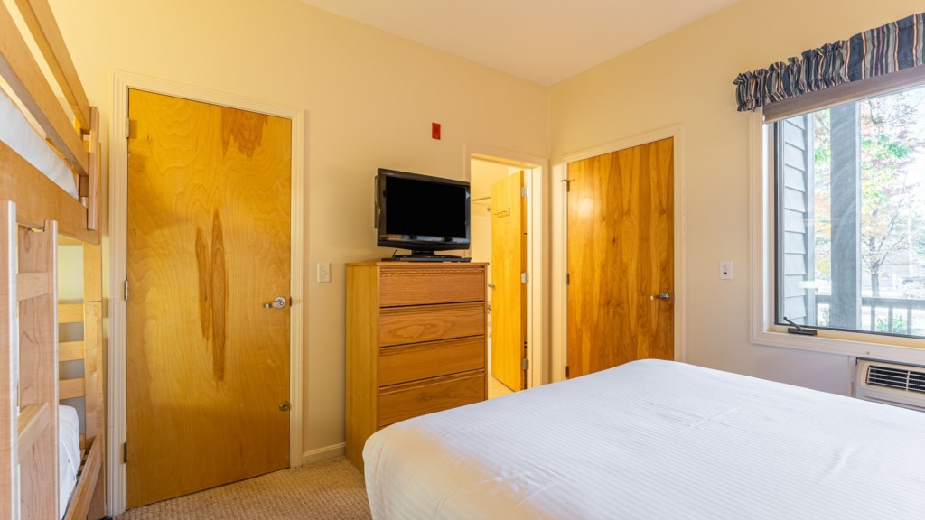 15_ClubWyndhamSmugglersNotchVermont_bedroom2_10