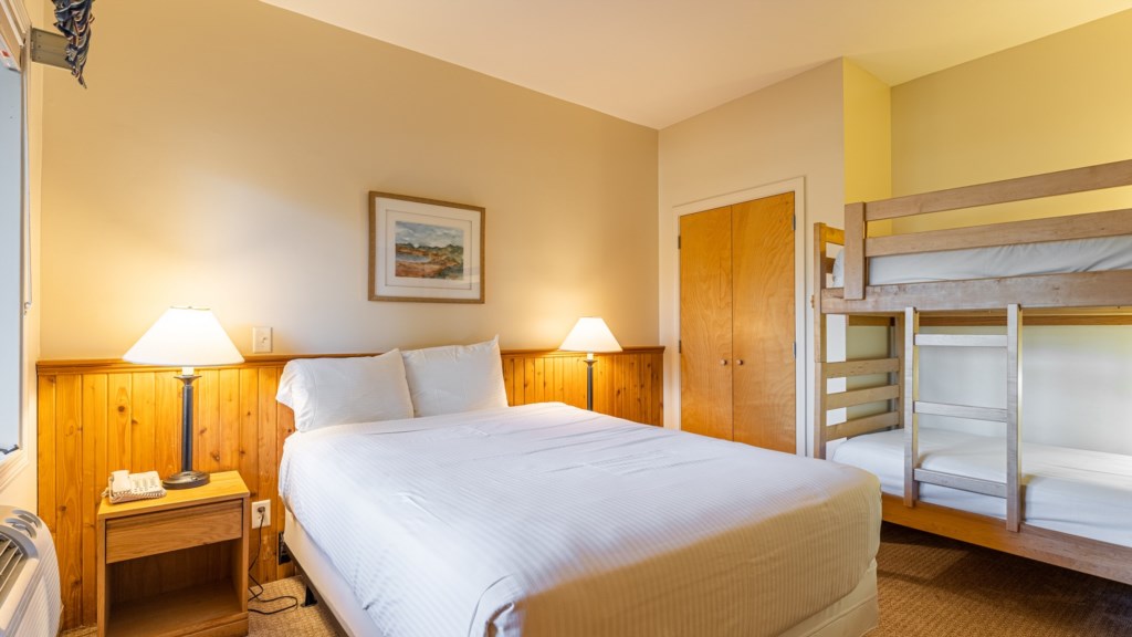 15_ClubWyndhamSmugglersNotchVermont_bedroom2_4