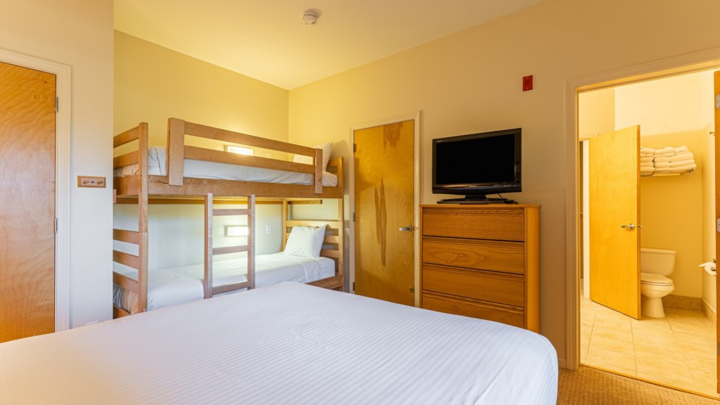 15_ClubWyndhamSmugglersNotchVermont_bedroom2_7
