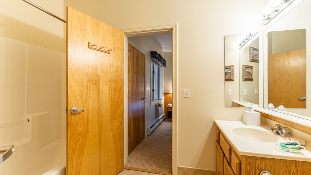 16_ClubWyndhamSmugglersNotchVermont_bathroom2_7