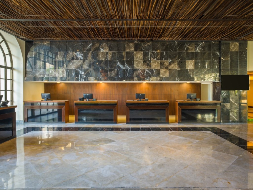 Fiesta Americana Villas Cancun_46_front-desk.jpg