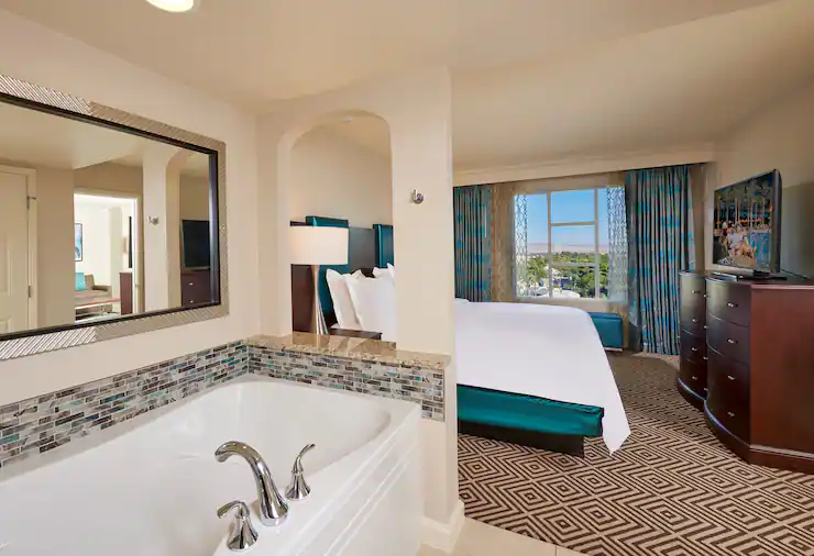 laslv-hi-res-suite-bedroom-outward