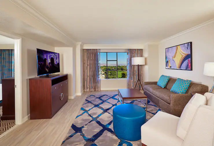 laslv-hi-res-suite-living-outward(1)