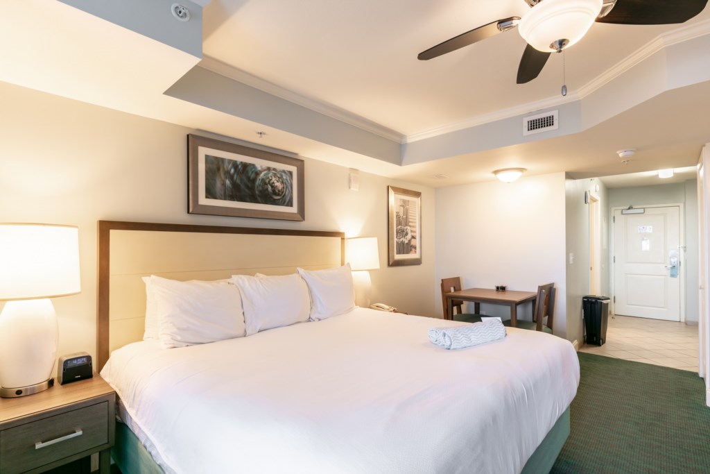 ClubWyndhamTowersontheGroveStudio_bedroom-010