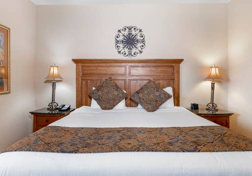 Crest_Pointe_Studio_with_1_King_Bed_bed