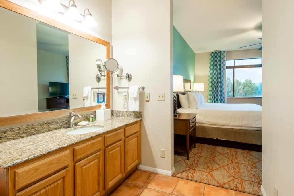 25 Club Wyndham Sedona 2 bedroom - master bath (4).jpg