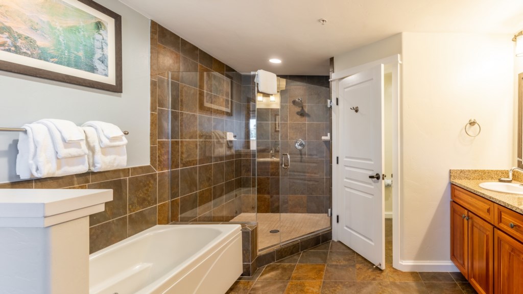 6Wyndham_1bathroom-001