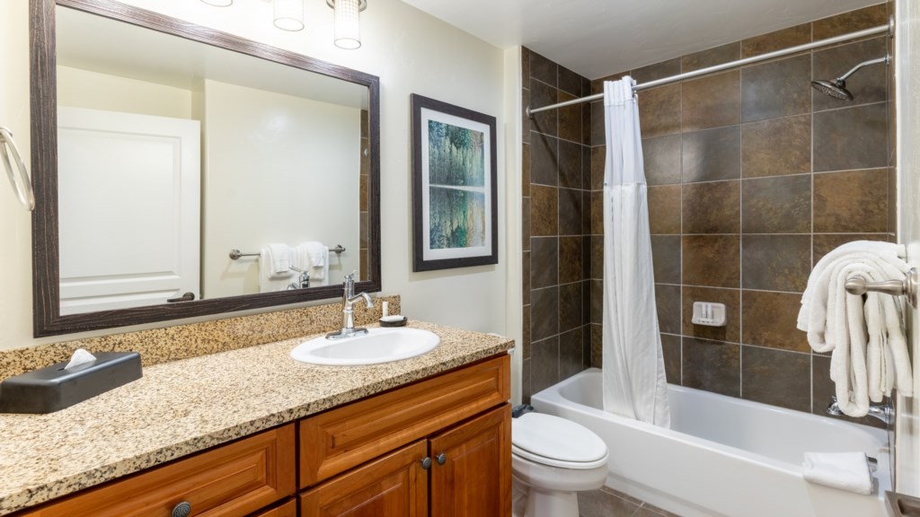 8Wyndham_2bathroom-001