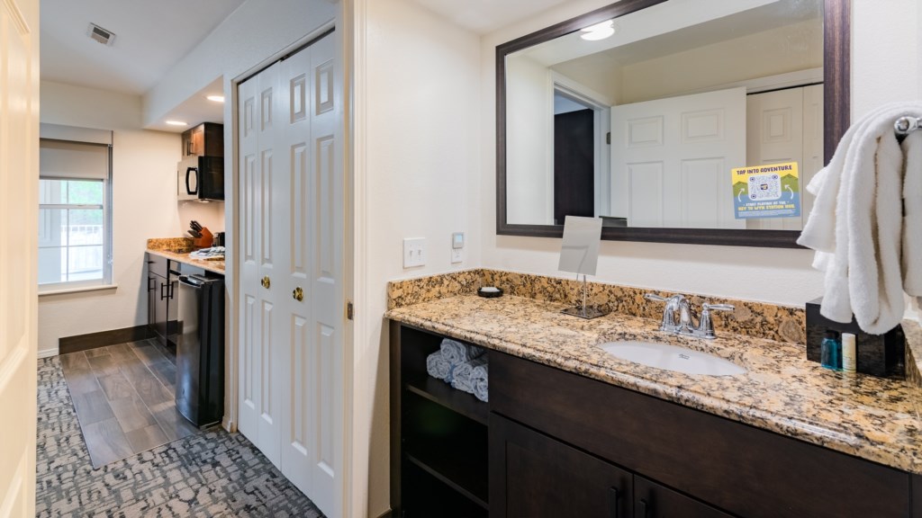 18WyndhamatBranson_Suite310B-055