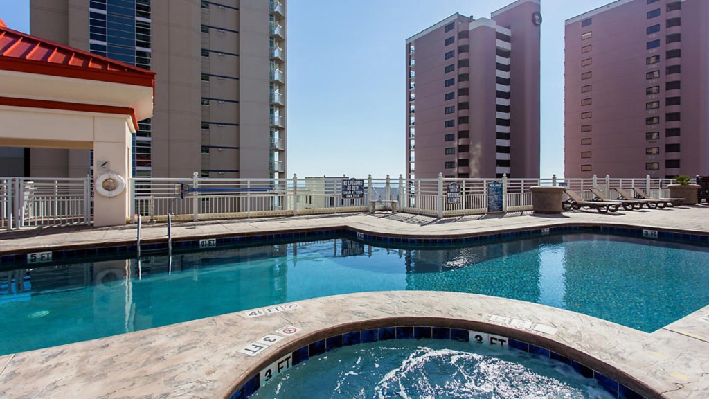 carolina-grande-pool-hot-tub.jpg