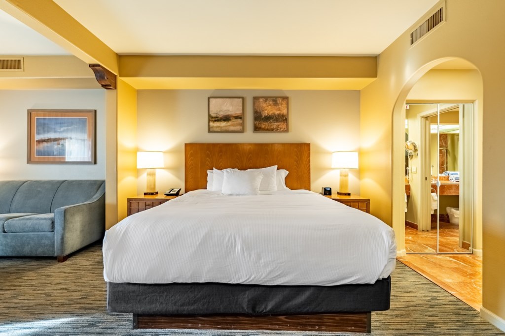14_TheLegacyGolfResort_Room-001