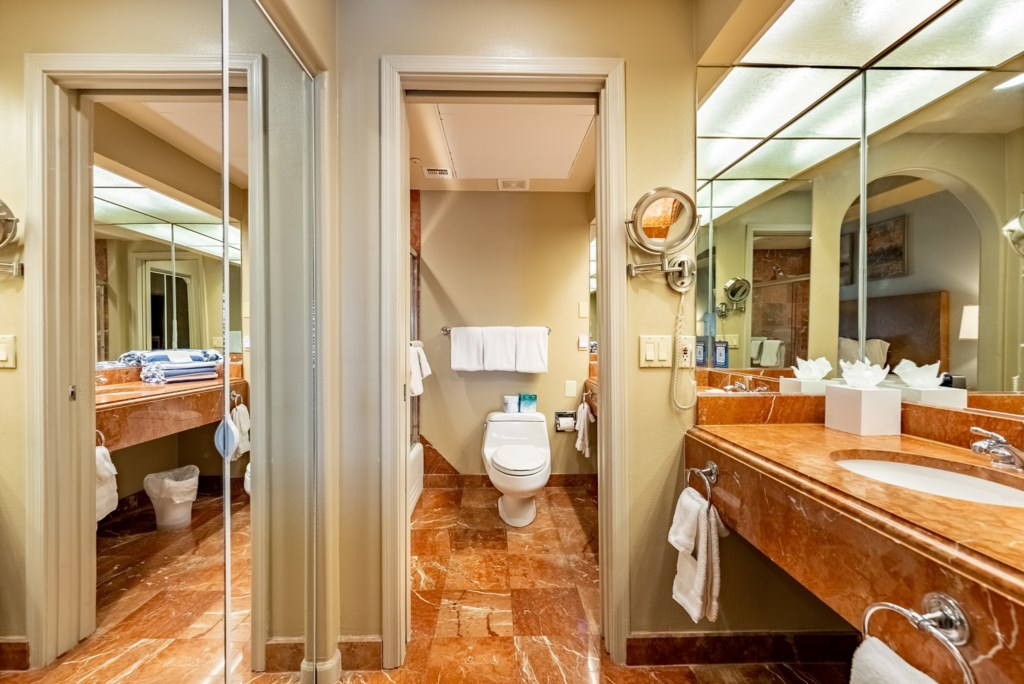 18_TheLegacyGolfResort_Bathroom-001