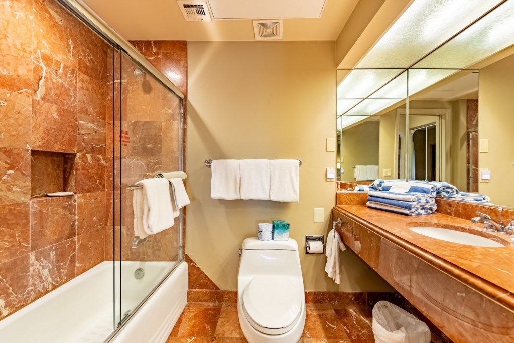 20_TheLegacyGolfResort_Bathroom-003