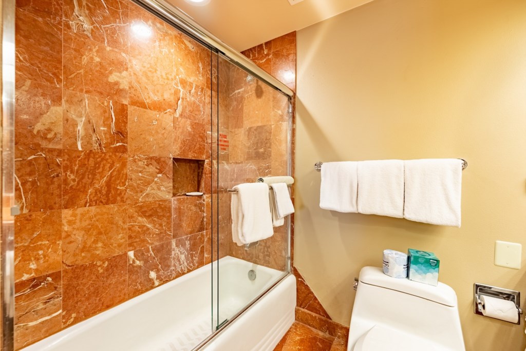 21_TheLegacyGolfResort_Bathroom-004
