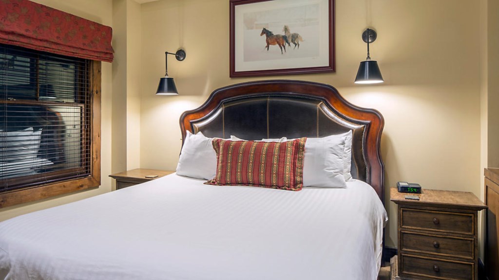 the-innsbruck-aspen-1bed-pres-master-bedroom